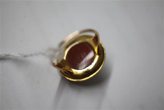 An antique gold and Roman? sardonyx cameo set oval ring, size L.